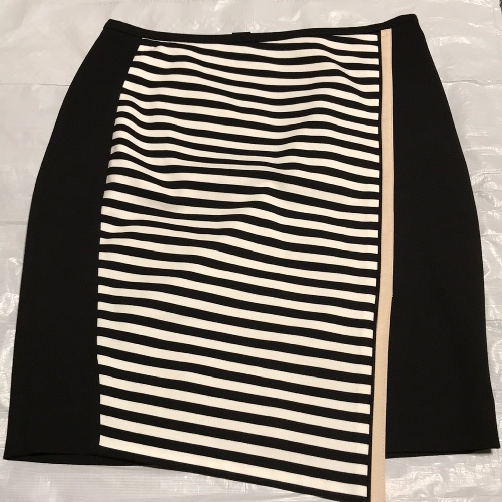 Pencil skirt with a zipper on side and accent slit
